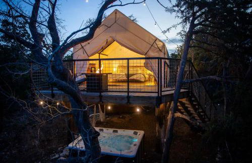 Treehouse Glamping at Pecan Haven W Hot Tub - Foto 3