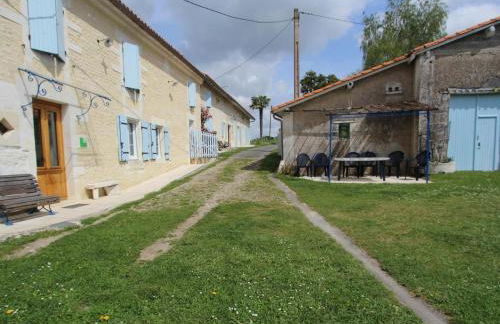 Gîte charentais avec cour privative, baby-équipement, télétravail, vélos, BBQ, animaux acceptés - FR-1-653-170 - Foto 2