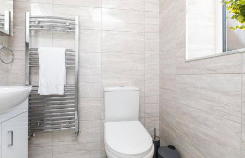 Findon- Stylish Suite 10mins close to Airport - Photo 14