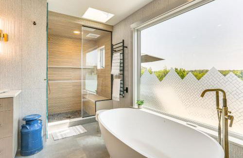 Walk to Bethel Woods Family Home with Deck and Views! - Foto 14