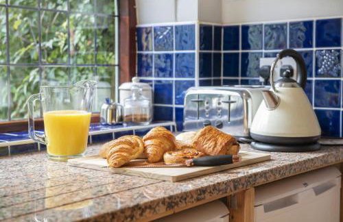 Beautiful Secluded 2 Bedroom Coach House - Foto 7