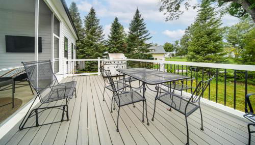 Walk to Lake Erie Sleek Retreat with Screened Patio - Foto 2