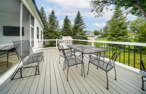 Walk to Lake Erie Sleek Retreat with Screened Patio - Foto 2