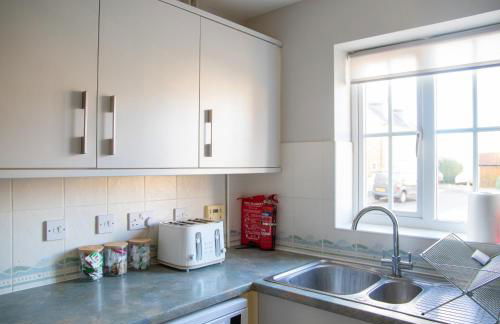 4x Bed Elegant Home with Parking - Photo 34