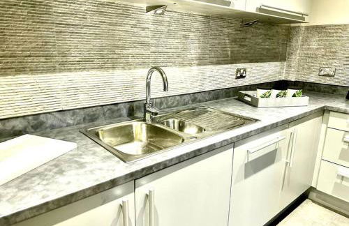 Exclusive Marina View Apartment Free Parking - Photo 29