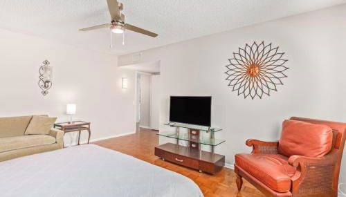 Naturally Modest & Quiet - Photo 3