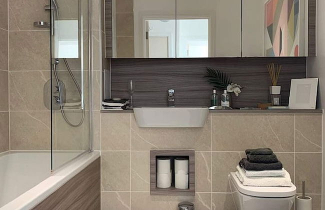 Stylish and Chic 1 Bedroom Apartment in Canning Town - Photo 9