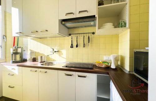 Beaches 1 min away - Free WiFi - Smart TV - AC - Foto 13