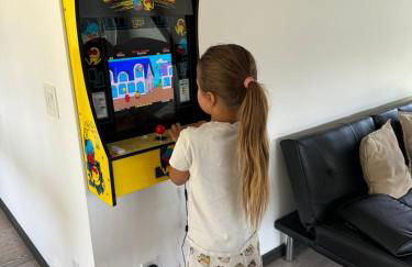 Modern Gambrel Cabin Near Ski Resorts - Photo 15