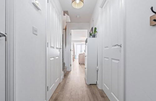 #53 Stylish 4 Bed Home 2 Full 1 Half Bath Free Parking - Foto 17