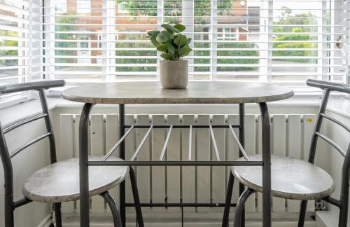 5 Min to Heathrow & Uxbridge Station with Parking - Photo 20