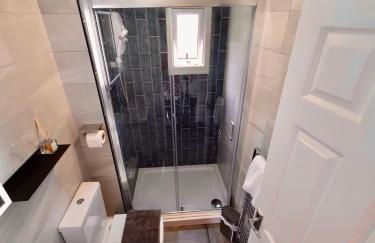 2 BR Beach Woods chalet with parking, 5 mins to beach - Foto 32