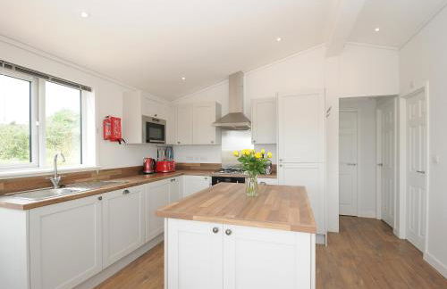 Midway Lodge - Photo 13