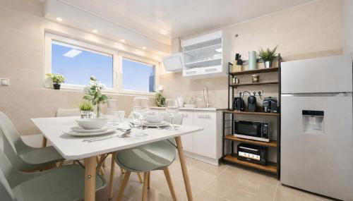 STN Royale Suite - Ferienwohnung mit 4 Schlafzimmer, 8 Big Beds, Parkplatz & Balkon, Highspeed WLAN, Netflix Premium, Zentral zu Audi & Schwarz Gruppe - Foto 3, stove, toaster