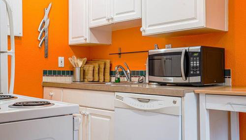 Colorful downtown condo, 2 bedrooms, king bed - Foto 3