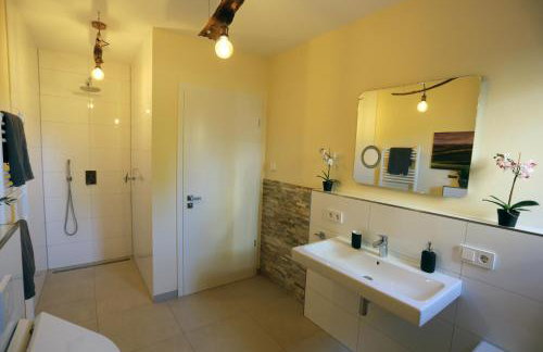 Exklusives Rhein-Lounge Apartment mit direktem Rheinblick, Sauna, 2 Schlafzimmern, Parkplatz für bis zu 5 Gäste - Foto 8