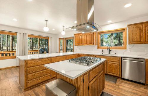 Pinewood Lodge - Backs to Forest - Near Downtown! - Foto 3