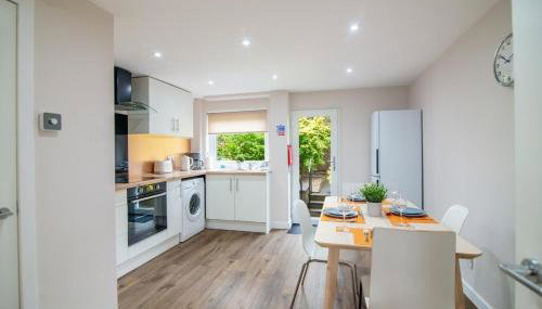 Stylish Stirling home with stunning views - Photo 2, stove, dishwasher, pet friendly
