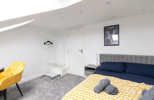 Open Mind Property - 6 Luxury Bedrooms with Free Parking - Photo 34