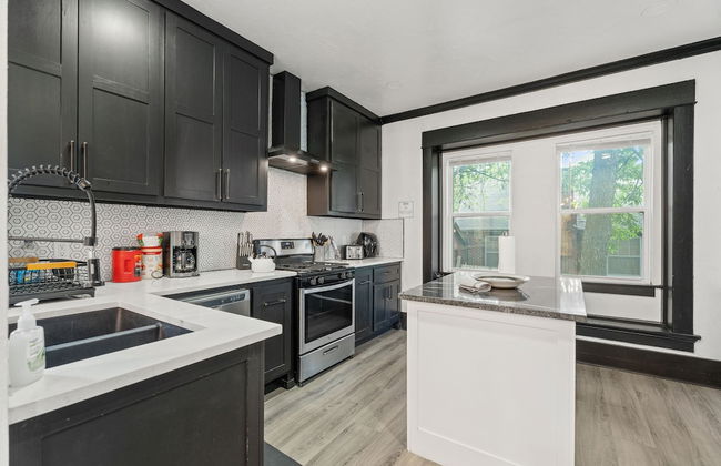 6BR Retreat Comfort Convenience Kitchen 16 - Photo 7