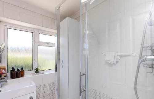 Findon House Spacious 3 bedroom, contractor, relocations friendly,10mins from GATWICK Airport, free parking, WIFI, garden, CRAWLEY - Photo 34