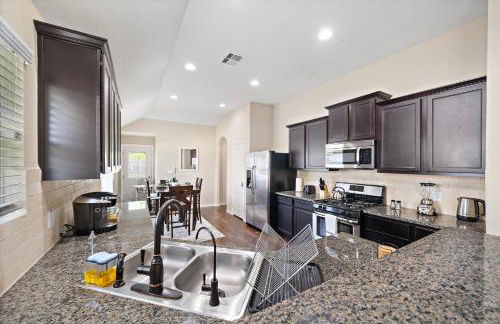 Cozy Getaway Nr Airport WiFi BBQ Yard Pet - Foto 7