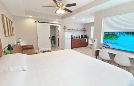 Paradise Park Newly built studio with king bed - Photo 6