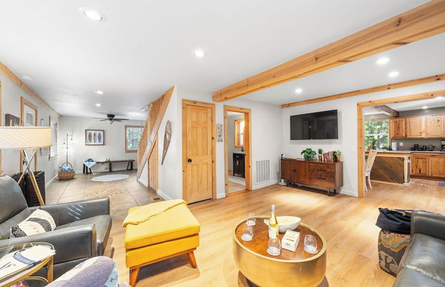 Sweet Pine Deck + Hot Tub, Cozy Modern Interior Close to Ski Resort! - Foto 40