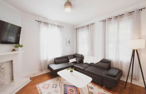 Newly Renovated 3BDR with Backyard Starland District - Foto 1