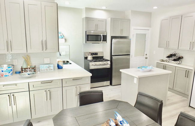 New Beach & Bay Retreat Full of Amenities! - Foto 6