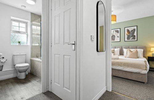 Spacious 6-bedroom house - 3 parking spaces - Superfast Wi-Fi - Close to M5 - Long-stay rates! - Foto 11