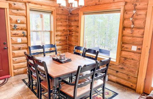 Secluded Log Cabin with Views & Hot Tub, Foosball, Wood Stove - Heavenly Homestead - Foto 42