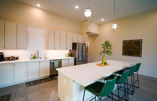 Peridot Suite - NEW 2bdrm 2bath Loft near Mass! - Photo 7