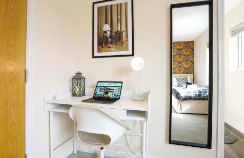 Stylish Canal Side Apartment - City Centre - Free Parking, Balcony, Smart TV, Fast Wifi by Yoko Property - Photo 4