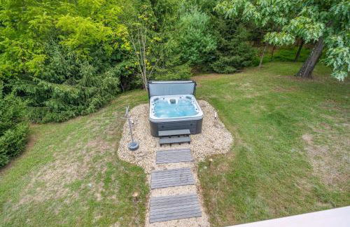 Trailblazer Lodge - Upscale, hot tub, trail, game room, wifi, fire pit, bar, pool table, king bed, view, pet friendly - Photo 38