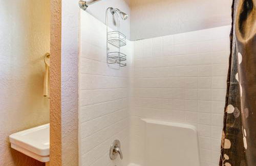 Less Than 1 Mi to Lake Almanor Home with Furnished Decks! - Foto 12