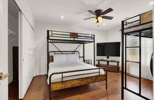 Tropical 4BR Oasis with Pool and Jacuzzi Near Strip - Photo 16