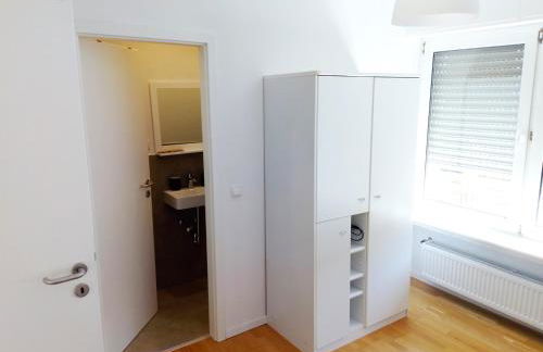 Zentrale ruhige Lage mit Parkplatz und Terrasse - Foto 5