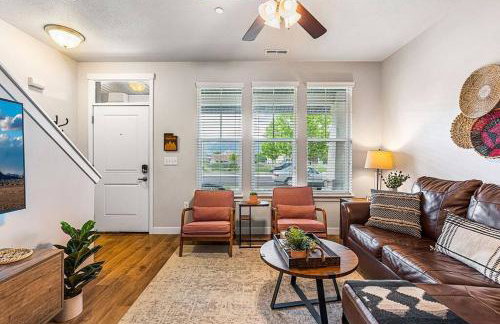 Spacious 2-Story, Pet&Fam Friendly, WFH, Gym&Pool - Foto 50