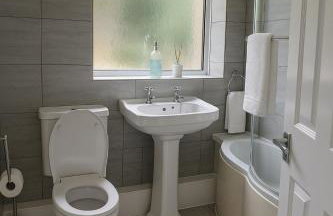 Modern 4 bed House with Free Parking - Photo 9