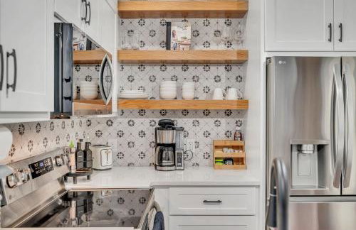 Fully Furnished Bungalow with Deck Near City Center - Foto 23