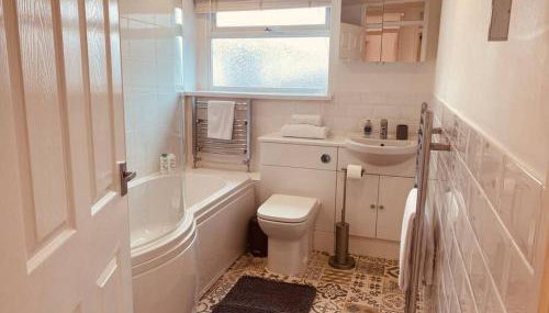 Comfy House with Parking for Multiple Vehicles - Foto 4