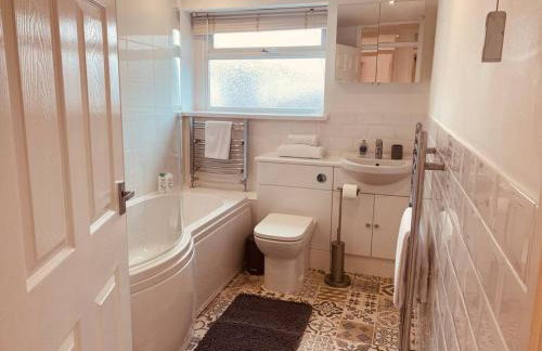 Comfy House with Parking for Multiple Vehicles - Foto 4