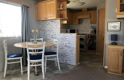 Norfolk Poppy Caravan - Sleeps 4 - WiFi and Sky TV Included - Foto 11