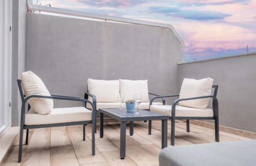 Modern Penthouse with Private Terrace - Photo 14