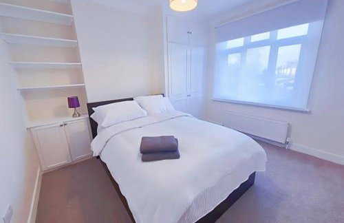 Roomy, comfortable Greater London home, sleeps 8 - Foto 5