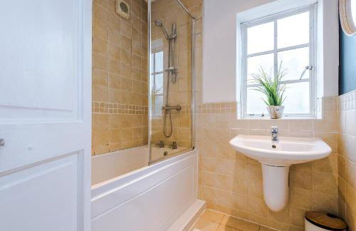 Stylish 4 Bedroom Home in Port Sunlight with 7 Beds Perfect for Business Bookings and Groups - Foto 76