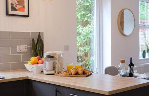 New Long Stays-4Bed-2Bath-Parking-By FabAccommodation - Foto 21