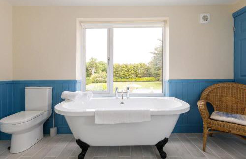 Stunning 5BR Home With Pool - 5 min to Beach - Foto 6