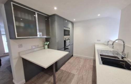 Perfect Location 3 Bed Serviced apartment with Bike Storage for BPW. Close to Brecon Beacons - Photo 1